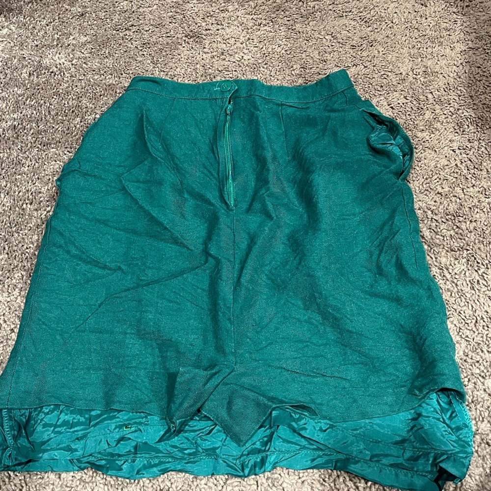 • Dark green pencil skirt size 4 EXCELLENT CONDITION!! WORN ONCE